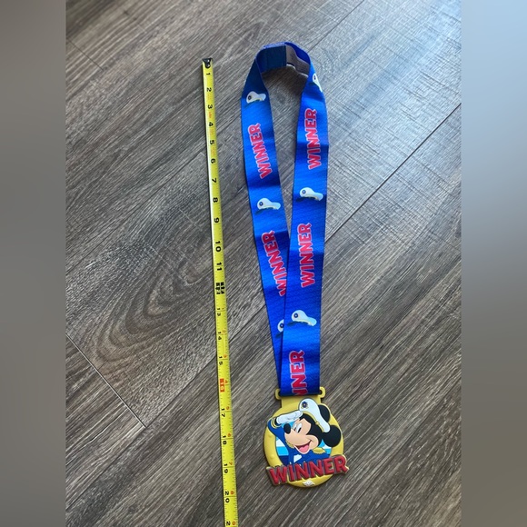Disney cruise line medal featuring Mickey Mouse NWT - Picture 4 of 5